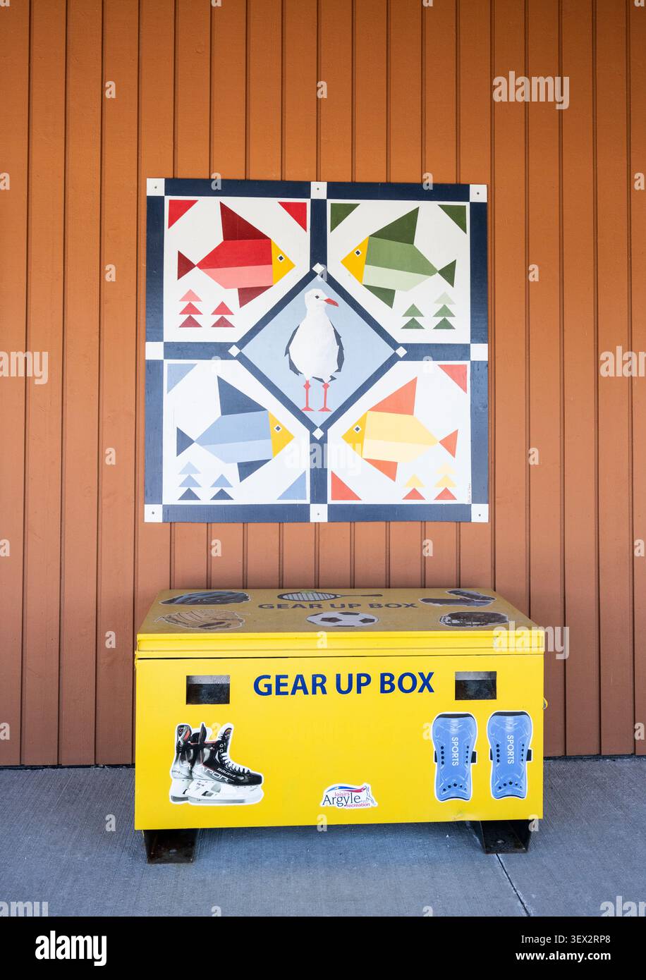 Colorato murale di pesci che ricorda una trapunta e una scatola di equipaggiamento giallo presso gli uffici del comune di Argyle sulla NS 308 a Tusket, nuova Scozia, Canada Foto Stock