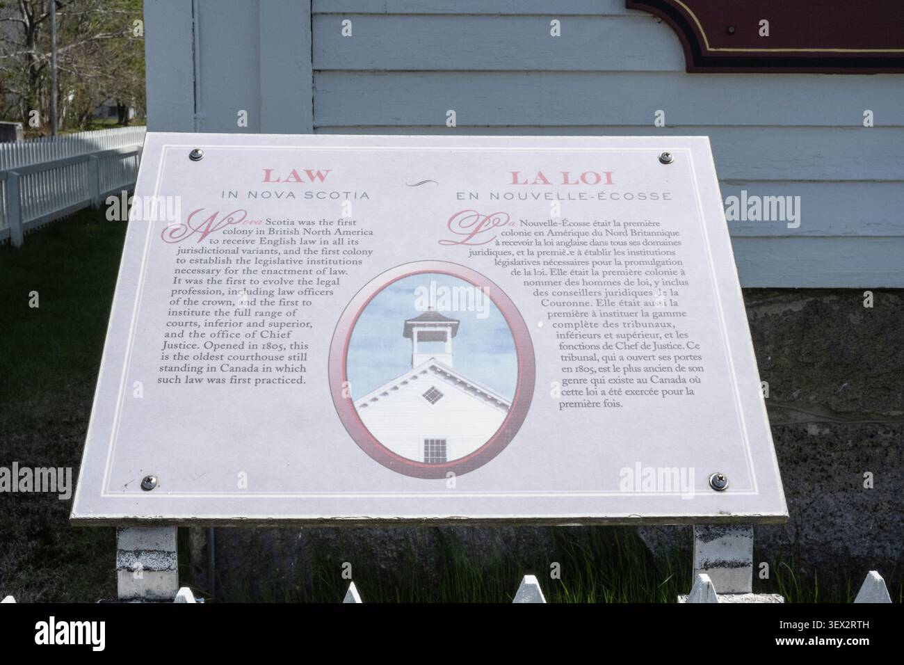 Legge in nuova Scozia firma presso il vecchio tribunale e la chiesa anglicana di Santo Stefano sulla NS 308 a Tusket, nuova Scozia, Canada Foto Stock