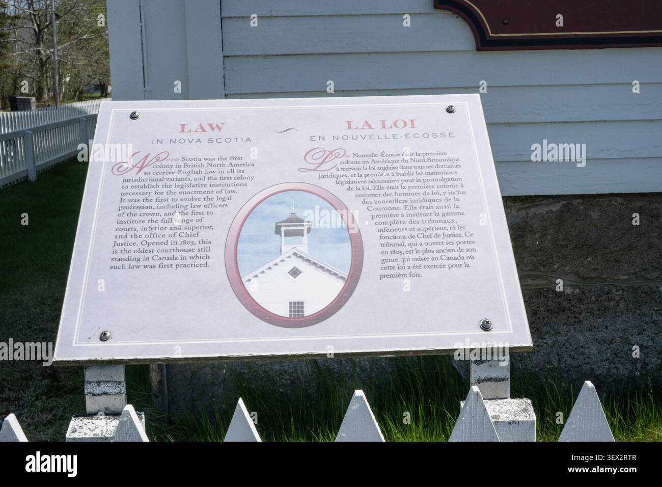 Legge in nuova Scozia firma presso il vecchio tribunale e la chiesa anglicana di Santo Stefano sulla NS 308 a Tusket, nuova Scozia, Canada Foto Stock