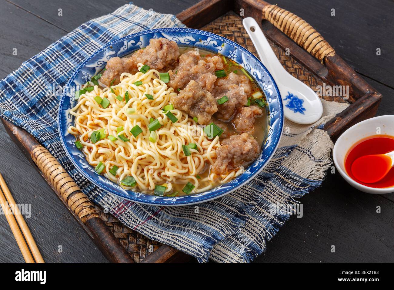 Tagliatelle cinesi istantanee con polpette d'asino e brodo salato, pasto veloce Dim Sum Foto Stock