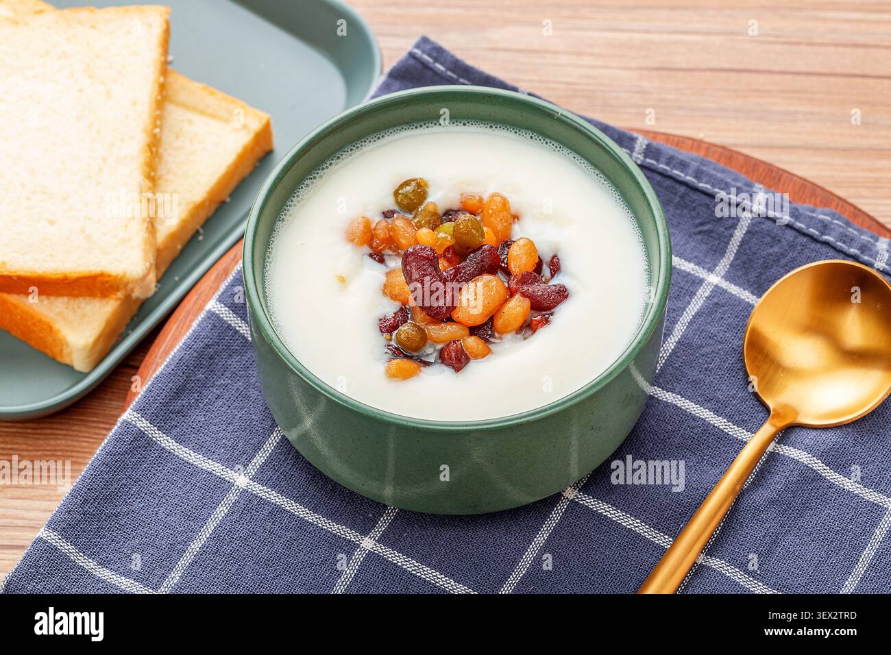 Tradizionale budino cantonese a doppio strato di latte condito con fagioli misti dolcificati Foto Stock
