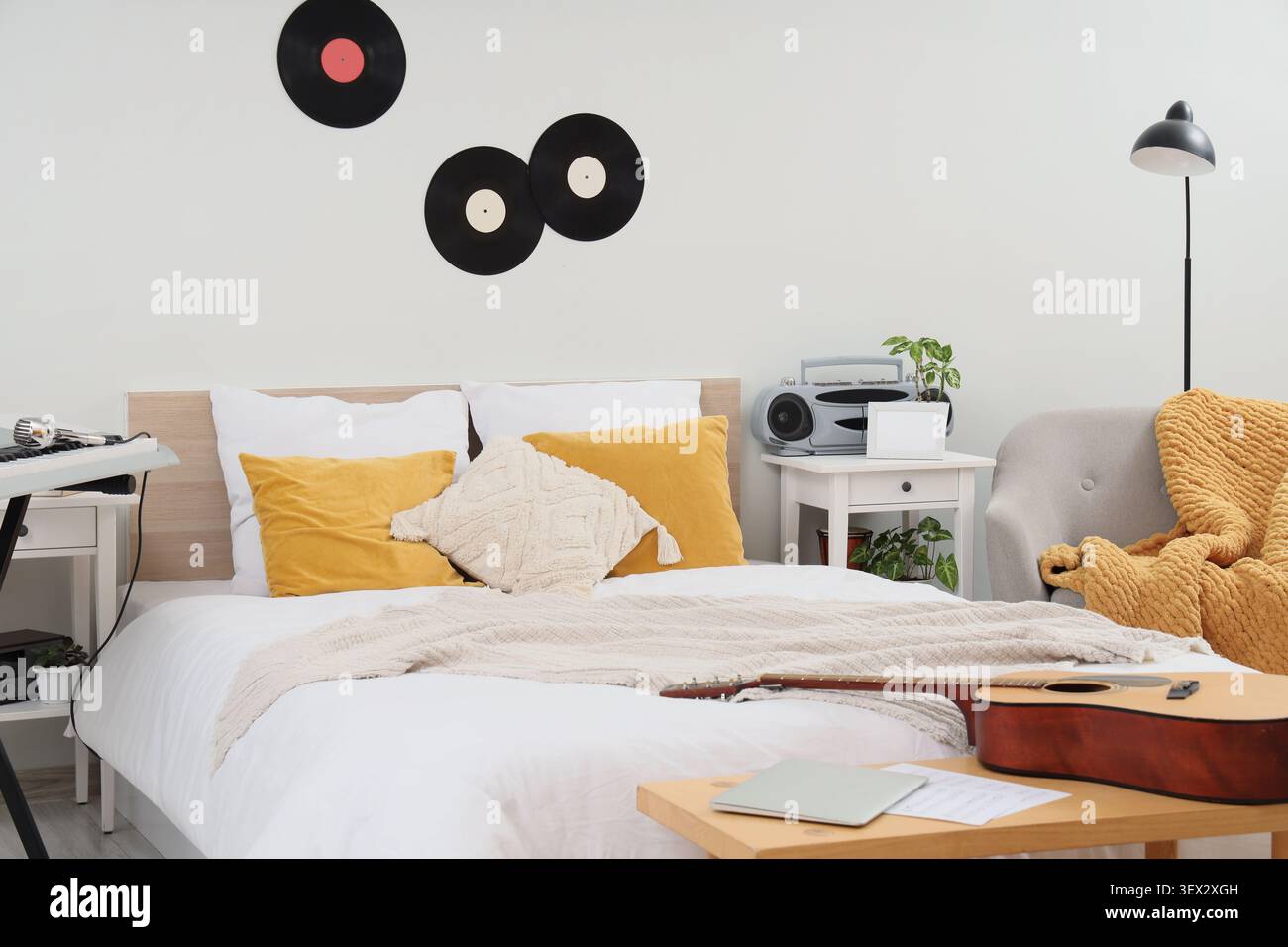 Accogliente camera da letto con strumenti musicali e dischi in vinile Foto Stock