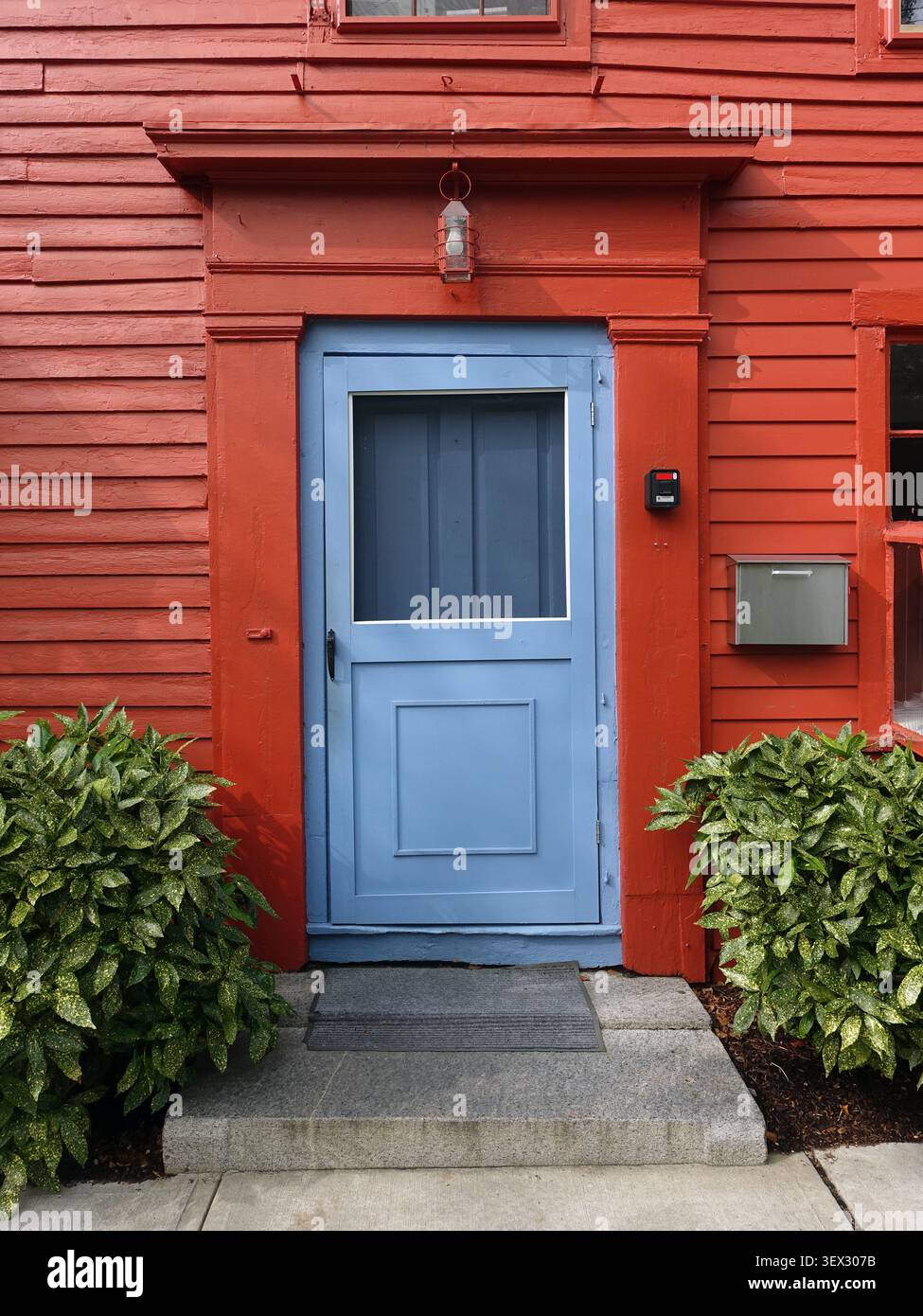 Porta d'ingresso imperfetta in un edificio rosso Foto Stock