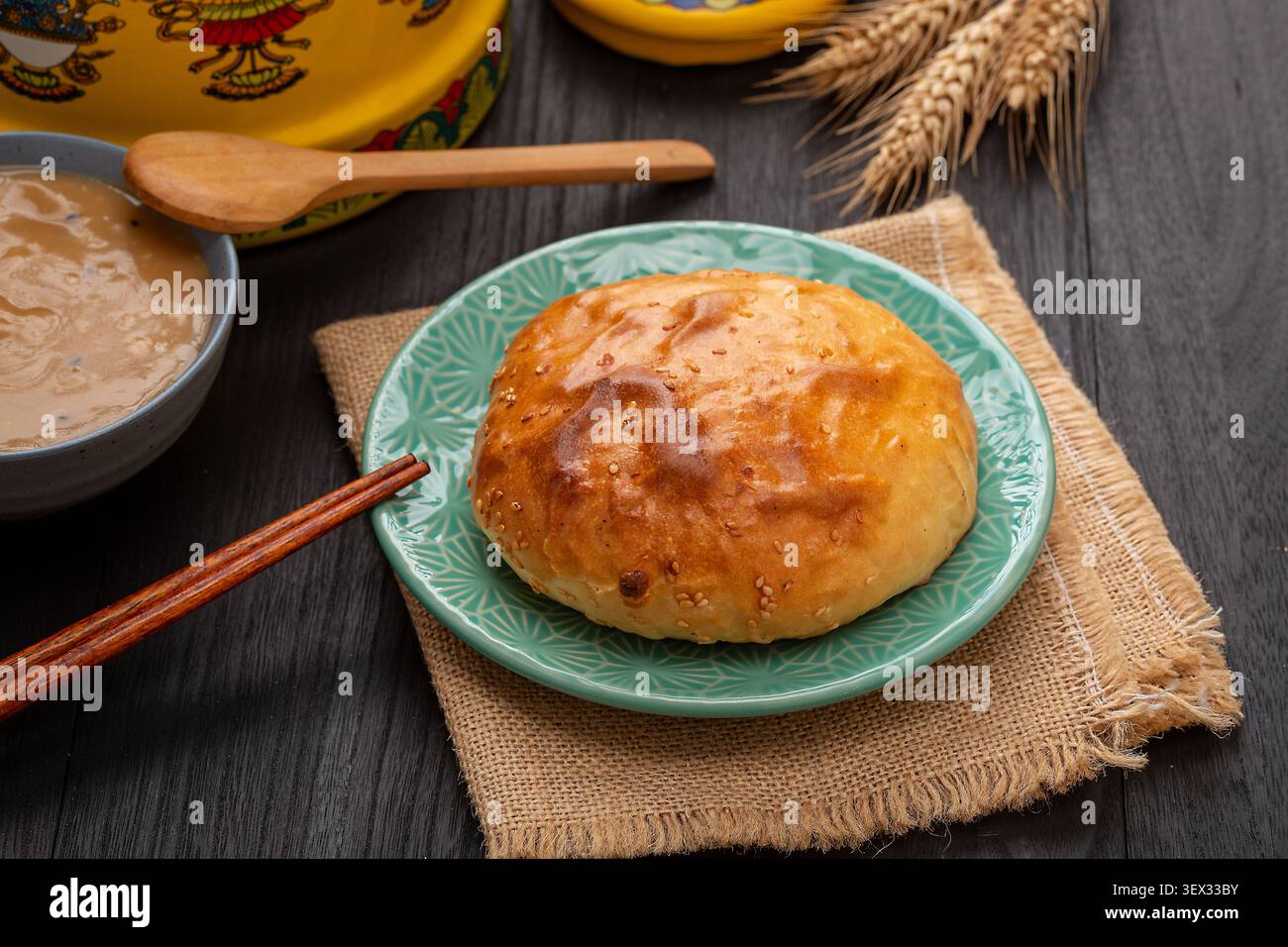 Tradizionale pane piatto Naan dello Xinjiang, pane rotondo arrosto di sesamo, patrimonio culturale della via della Seta Foto Stock
