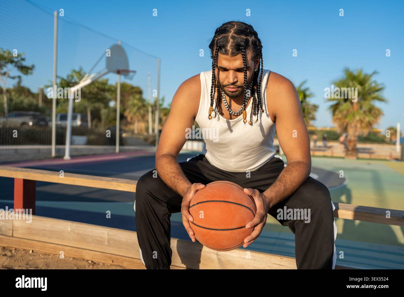Giocatore di basket che si concentra sulla partita durante la pausa Foto Stock