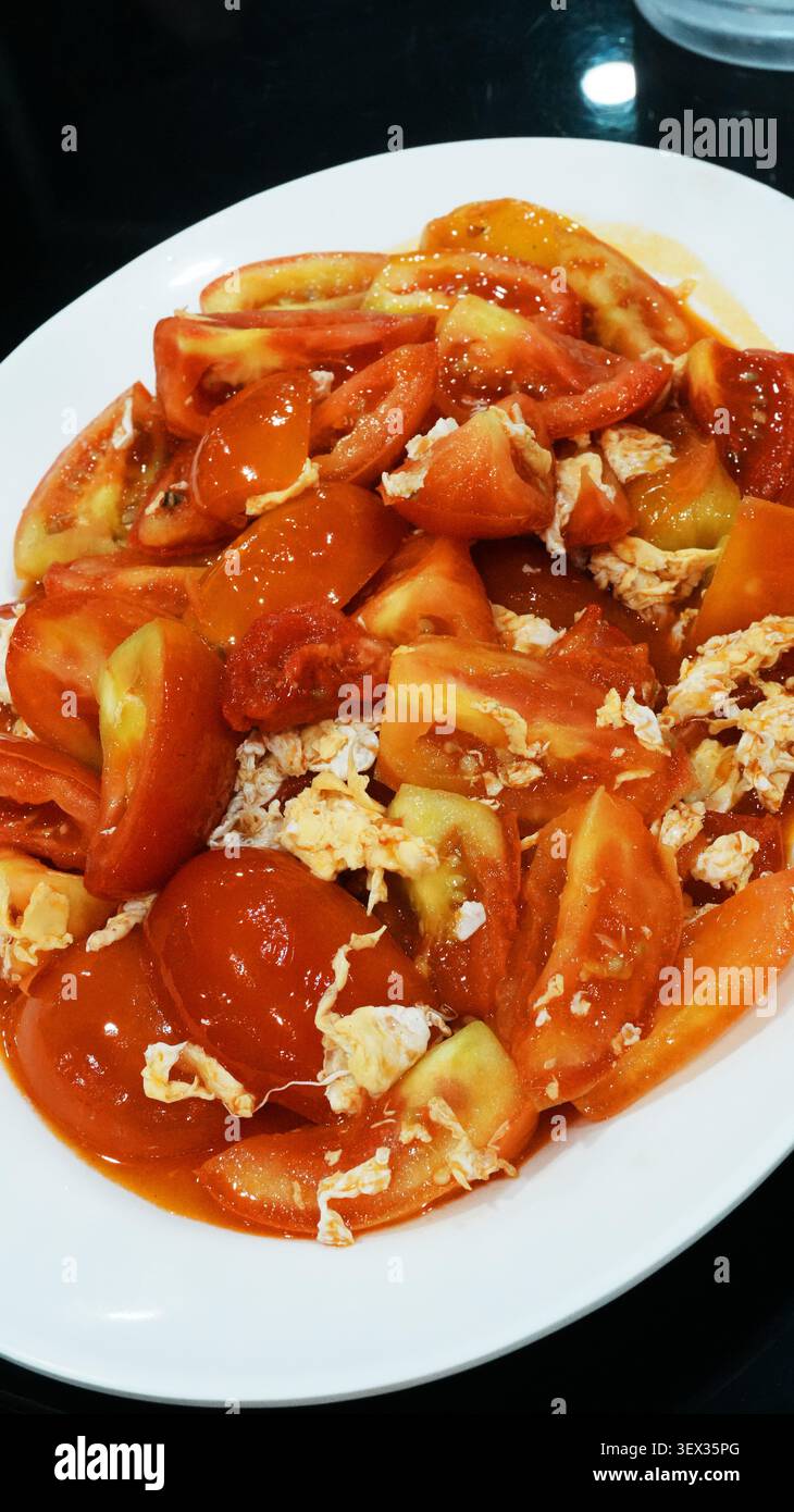 Piatto di cottura salato all'uovo di pomodoro fritto in stile thailandese in stile casalingo Foto Stock