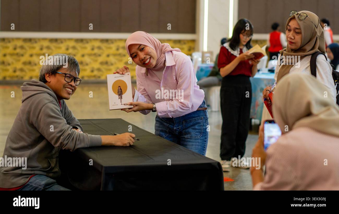 EKA Kurniawan ha incontrato i suoi fan durante una discussione di libri. E' uno scrittore e un uomo di lettere. Foto Stock