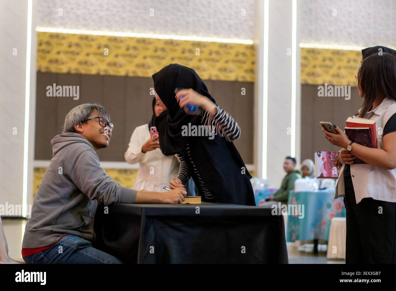 EKA Kurniawan ha incontrato i suoi fan durante una discussione di libri. E' uno scrittore e un uomo di lettere. Foto Stock