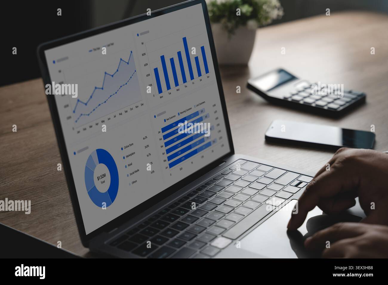 Mano ravvicinata che esamina un dashboard finanziario su uno schermo di un notebook con grafici di dati, metriche, calcolatrici e analisi di report per la gestione finanziaria e. Foto Stock