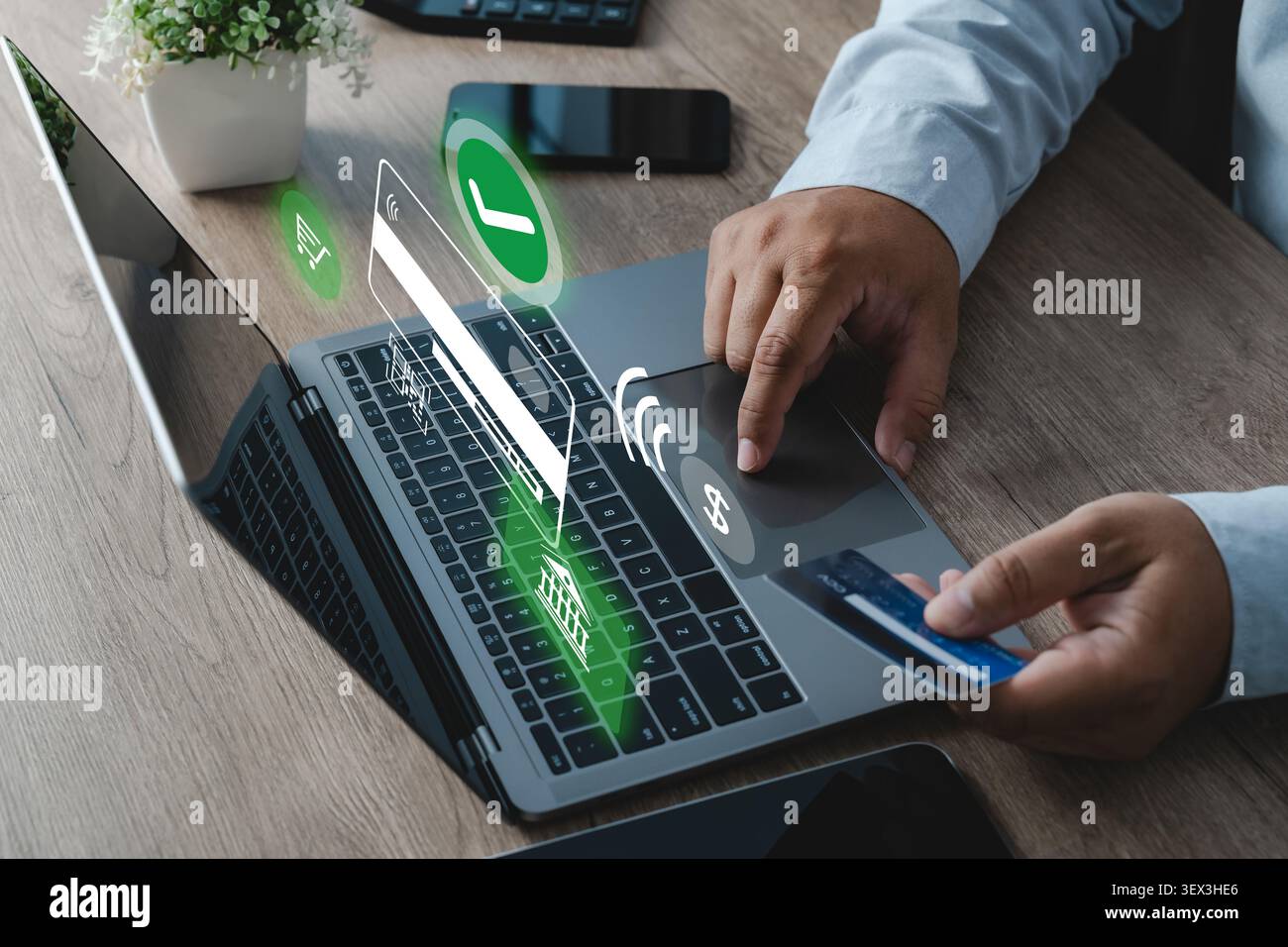 Persona che utilizza uno smartphone e una carta di credito su un computer portatile con icone di pagamento digitali, che rappresentano pagamenti senza contatto, transazioni di acquisto online, mobil Foto Stock