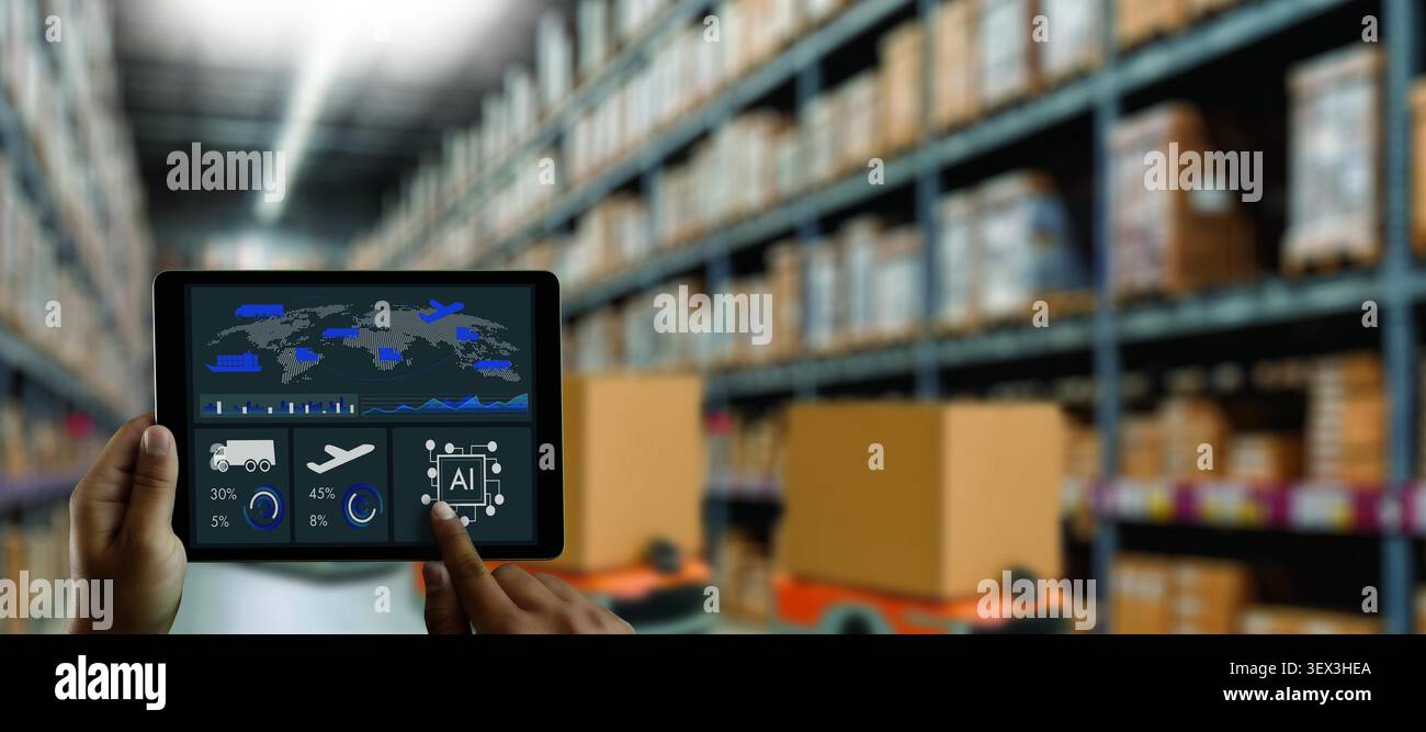 Le mani utilizzano un dashboard tablet in un magazzino per monitorare i dati di inventario, logistica e spedizione, supportando il monitoraggio assistito dall'intelligenza artificiale, l'analisi delle scorte e i Foto Stock