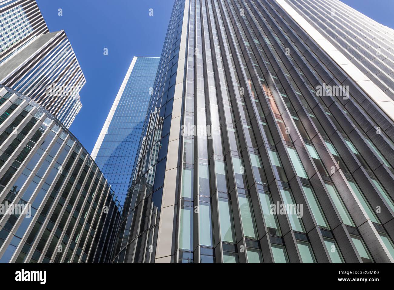 Guardando in alto gli edifici di uffici in vetro e acciaio della città Foto Stock