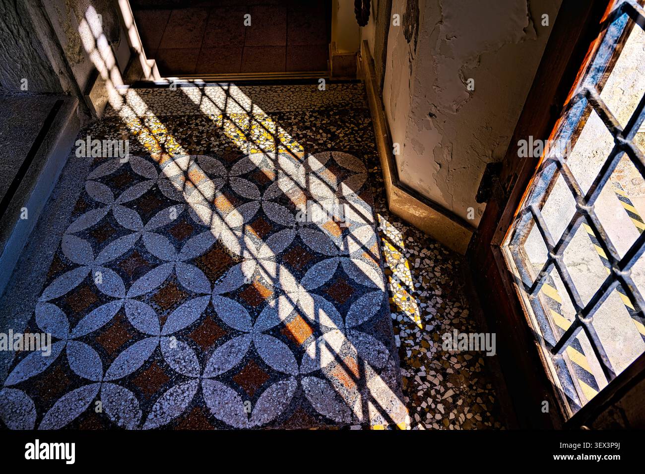 Pavimento piastrellato con luci e ombre della finestra Foto Stock