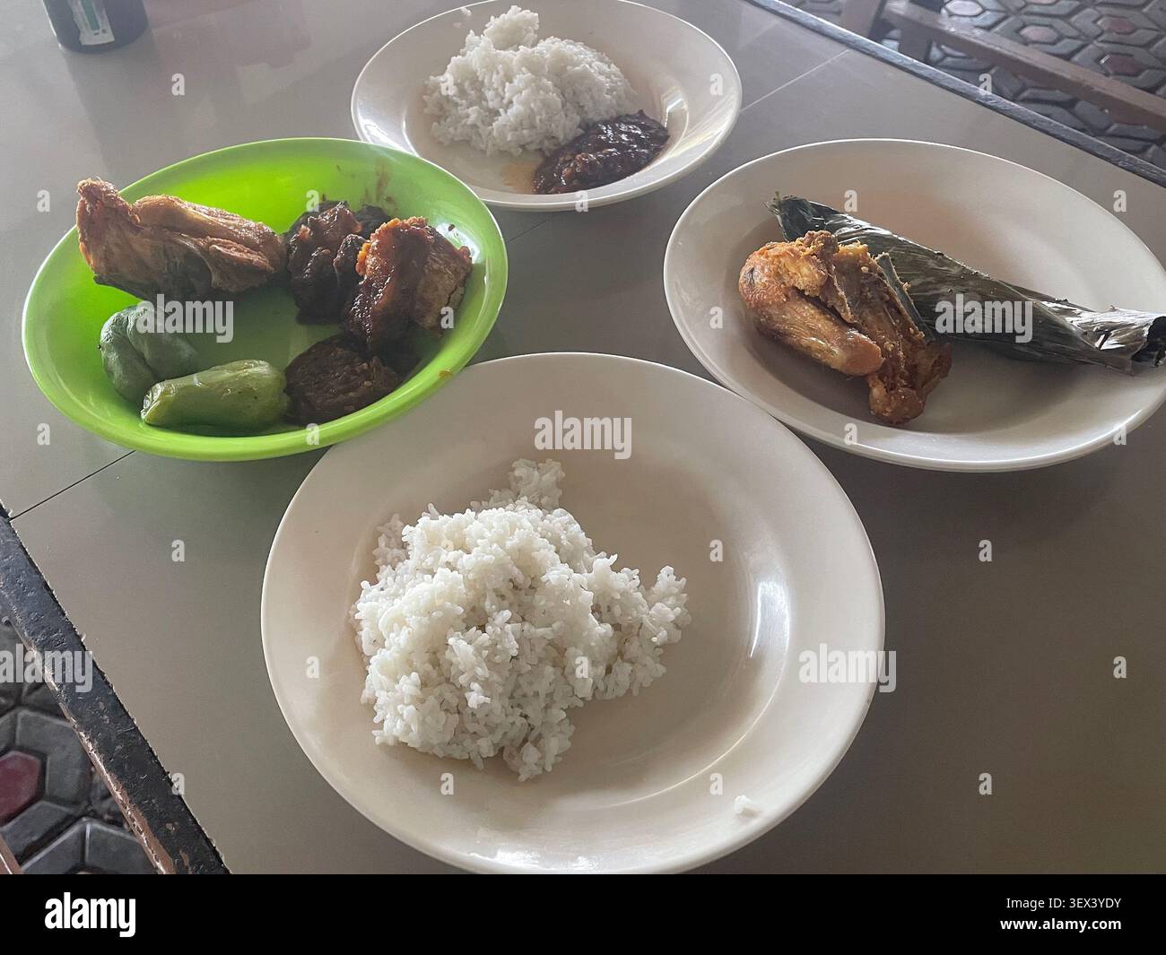 Piatto sundanese di riso al pollo fritto, tofu al vapore, cayote bollito, costolette piccanti e salsa al peperoncino. Foto Stock