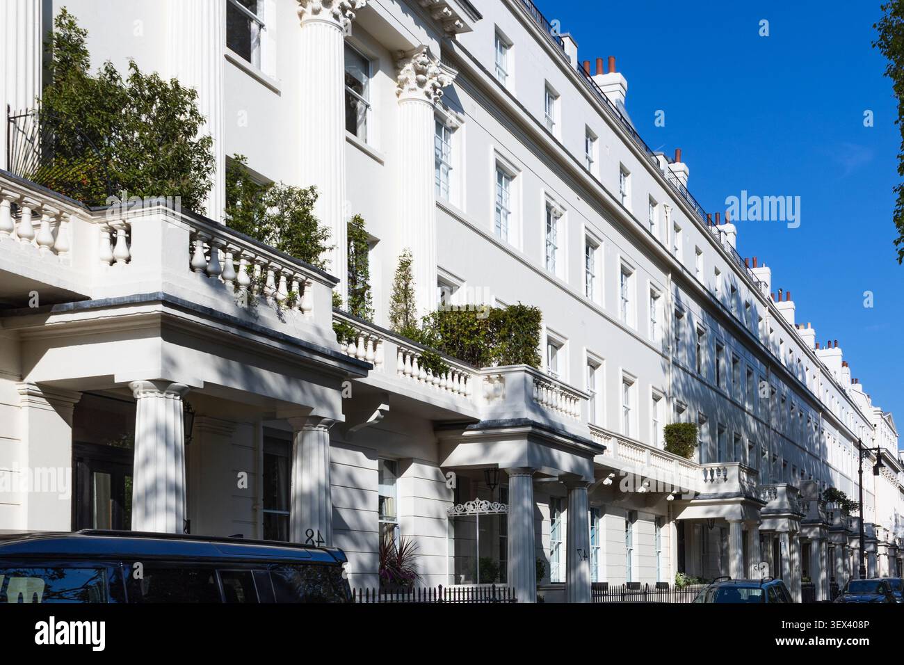 Case classiche a schiera in stucco britannico Foto Stock