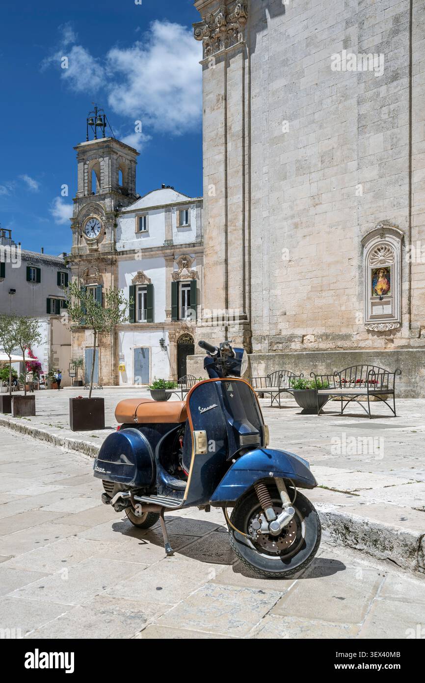 Piaggio Vespa parcheggiata in Piazza Plebiscito, Martina Franca, Puglia, Italia Foto Stock