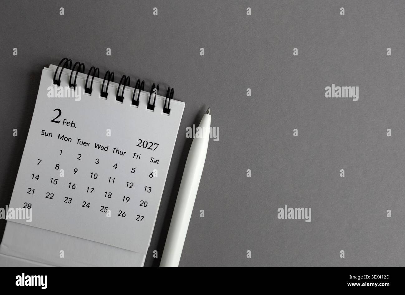 Calendario della scrivania per febbraio 2027 e sul tavolo con spazio per le copie. Foto Stock