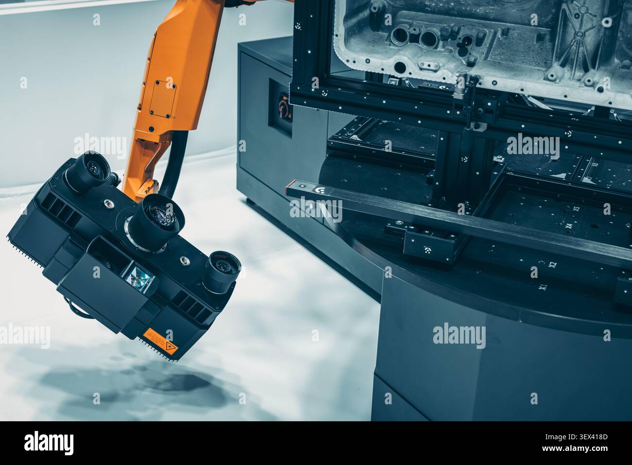 Moderno robot scanner 3D, metrologia industriale, ispezione di qualità, automazione della produzione, fabbrica intelligente Foto Stock