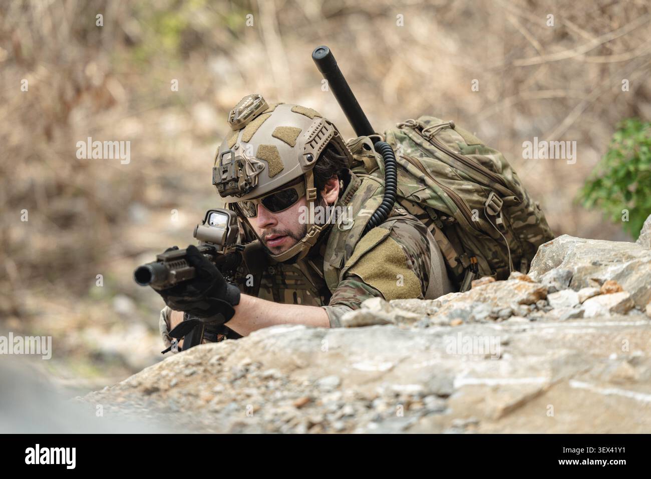 Esercito DEGLI STATI UNITI, soldato delle forze speciali impegnato in operazioni di combattimento, manovra militare moderna, ambiente di guerra tattica, forza armata professionale Foto Stock