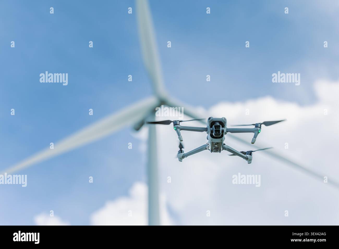 Drone per rilevamento, tecnologia UAV aerea per la manutenzione di un servizio di rilevamento della centrale eolica Foto Stock