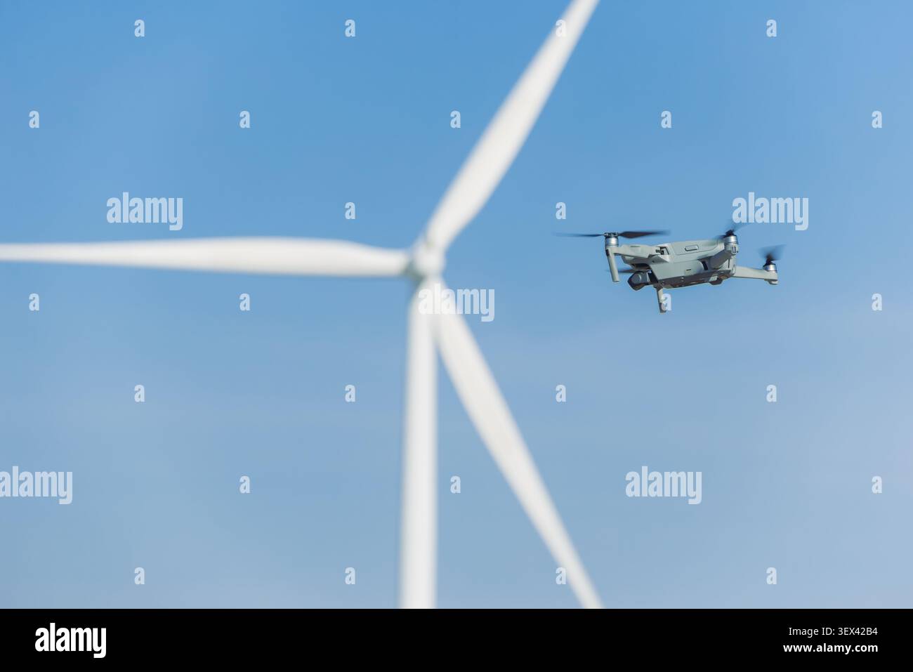Drone per rilevamento, tecnologia UAV aerea per la manutenzione di un servizio di rilevamento della centrale eolica Foto Stock