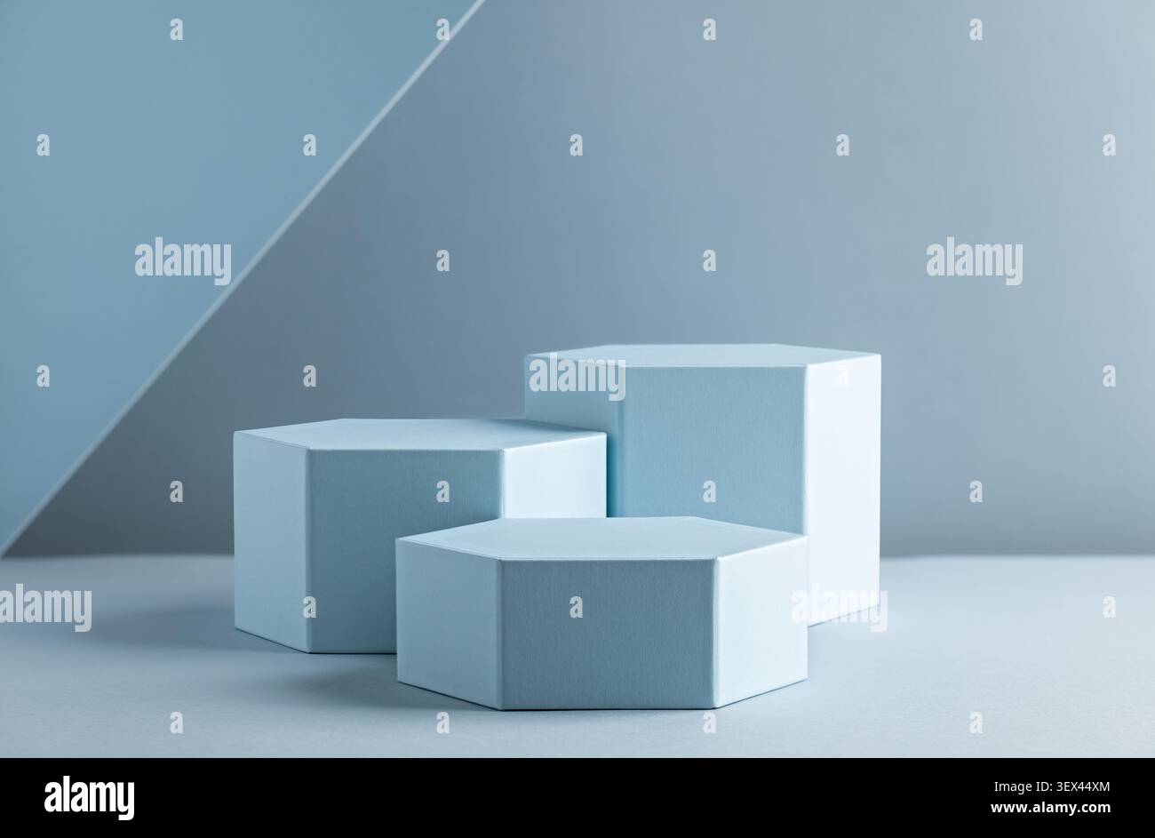 Display a scatola esagonale con geometria blu minimalista per concetti di design moderno e arti visive Foto Stock