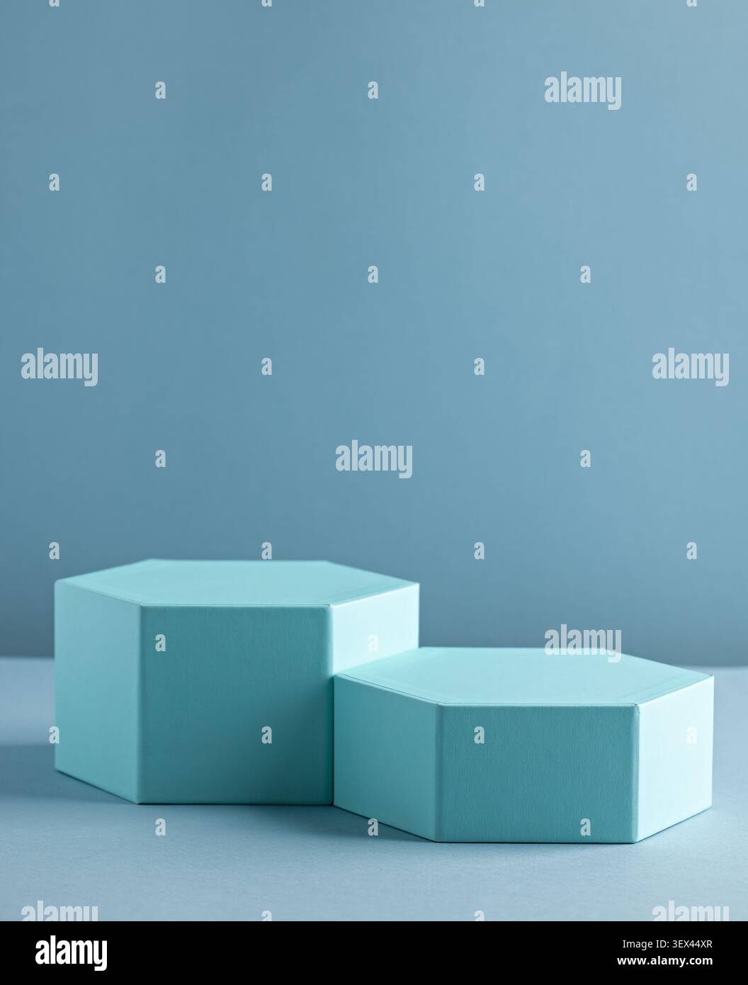 Scatole esagonali blu minimalistiche su sfondo blu per un design moderno Foto Stock