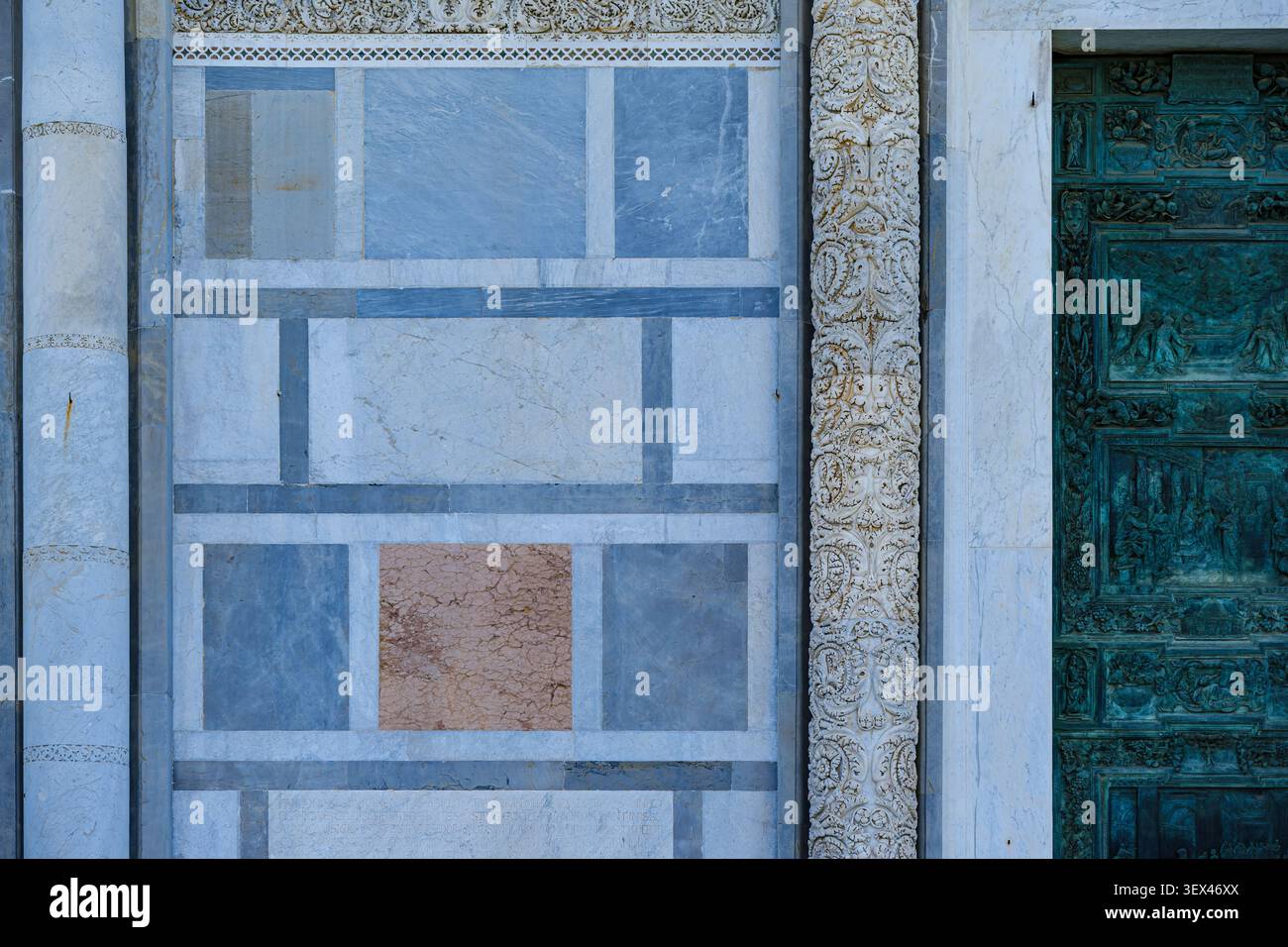 Dettagli della facciata occidentale e una sezione del portale principale della Cattedrale di Santa Maria Assunta, su Piazza del Duomo, Pisa, Toscana, Italia. Foto Stock