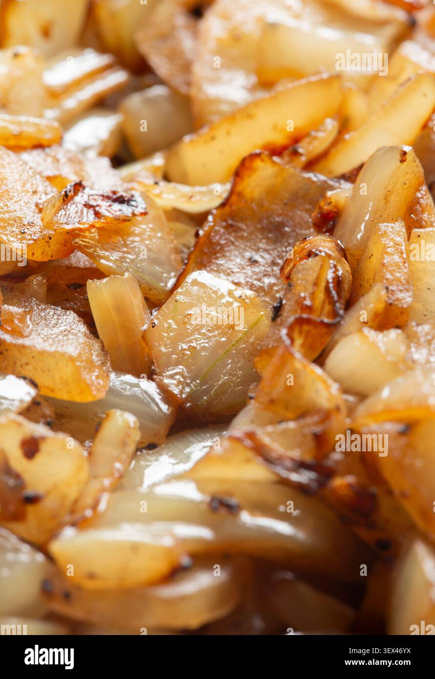 Sfondo di cipolle bianche tritate fritte. Concetto di cibo vegetale fritto. Foto Stock