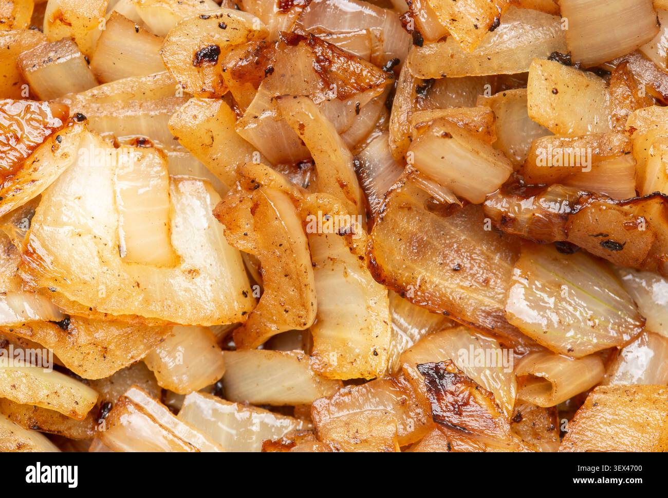 Sfondo di cipolle bianche tritate fritte. Concetto di cibo vegetale fritto. Foto Stock