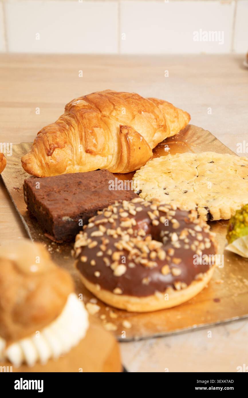Des pâtisseries sont disposées sur une table en bois. Foto Stock