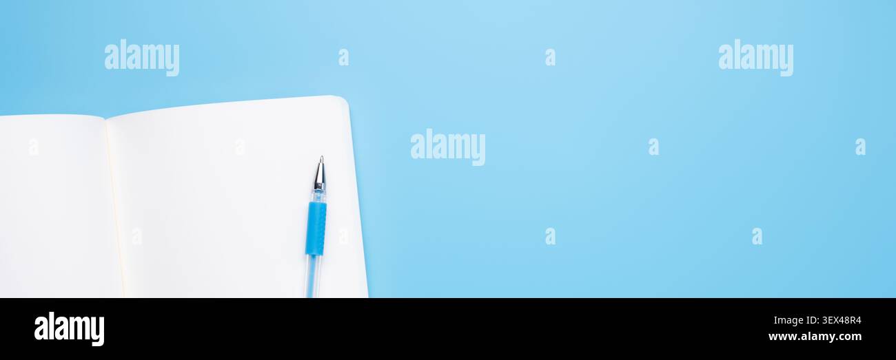 concetto minimo di scrittura dello spazio di copia su sfondo blu per notebook e penna Foto Stock