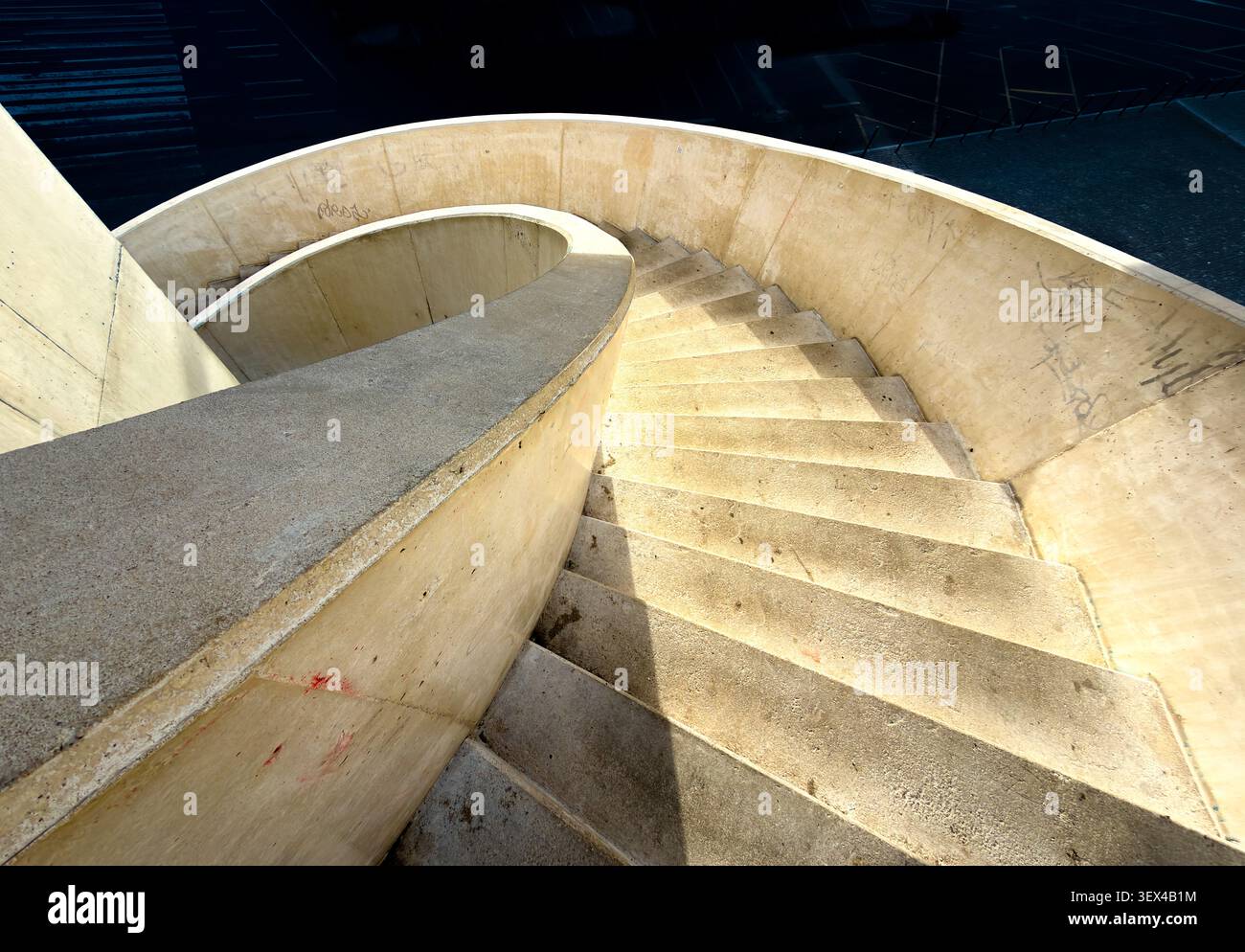 Scala curva in cemento, Museu dos Coches di Paulo Mendes da Rocha, Belém, Lisbona, Portogallo Foto Stock