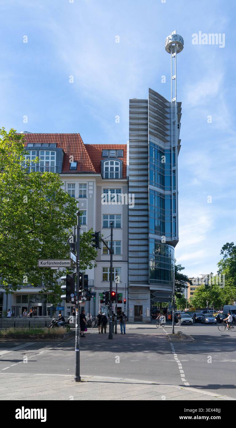L'edificio ultrasottile per uffici dell'architetto Helmut Jahn incontra le facciate di Altbau a Kurfürstendamm 70, Charlottenburg, Berlino, Germania Foto Stock