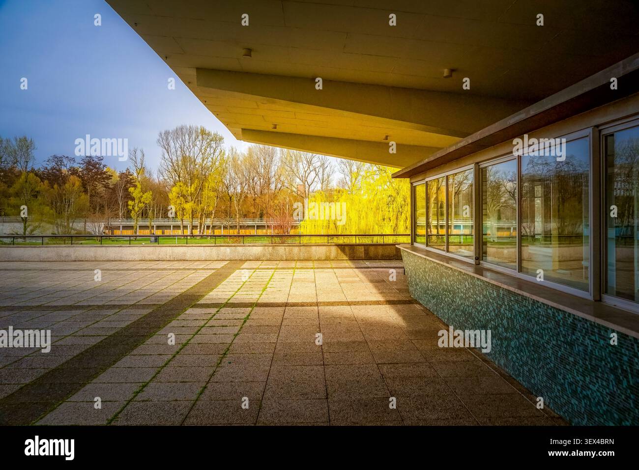 Ombra dell'ora d'oro e terrazza vuota, Haus der Kulturen der Welt, Berlino, Germania Foto Stock
