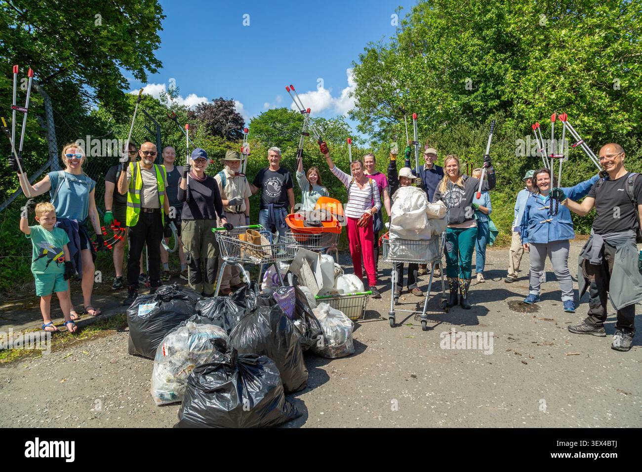 Un gruppo di persone che partecipano a una pulizia della comunità Foto Stock