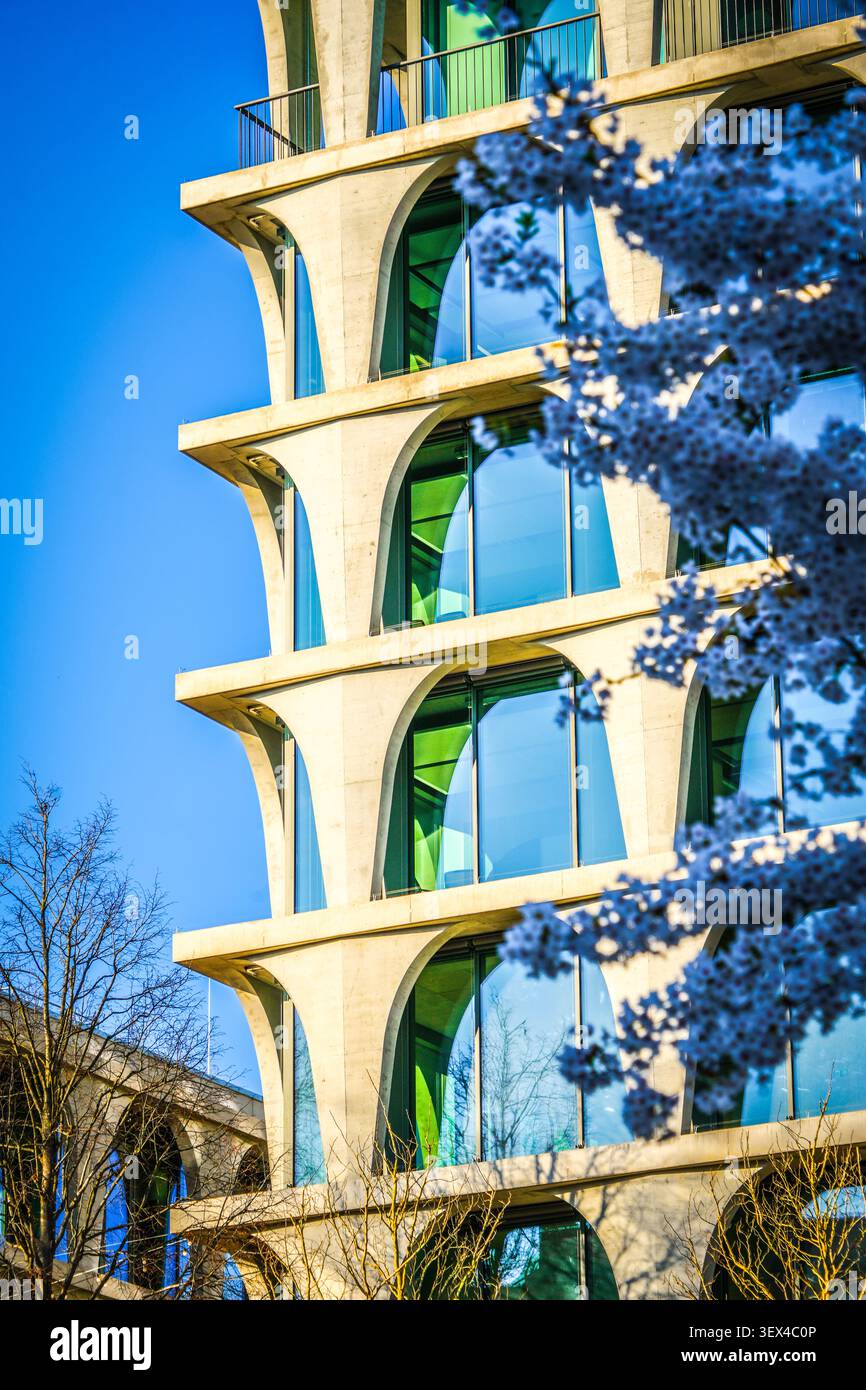 Edificio per uffici di David Chipperfield, facciata moderna con archi, Berlin Mitte, Germania fotografia architettonica Foto Stock