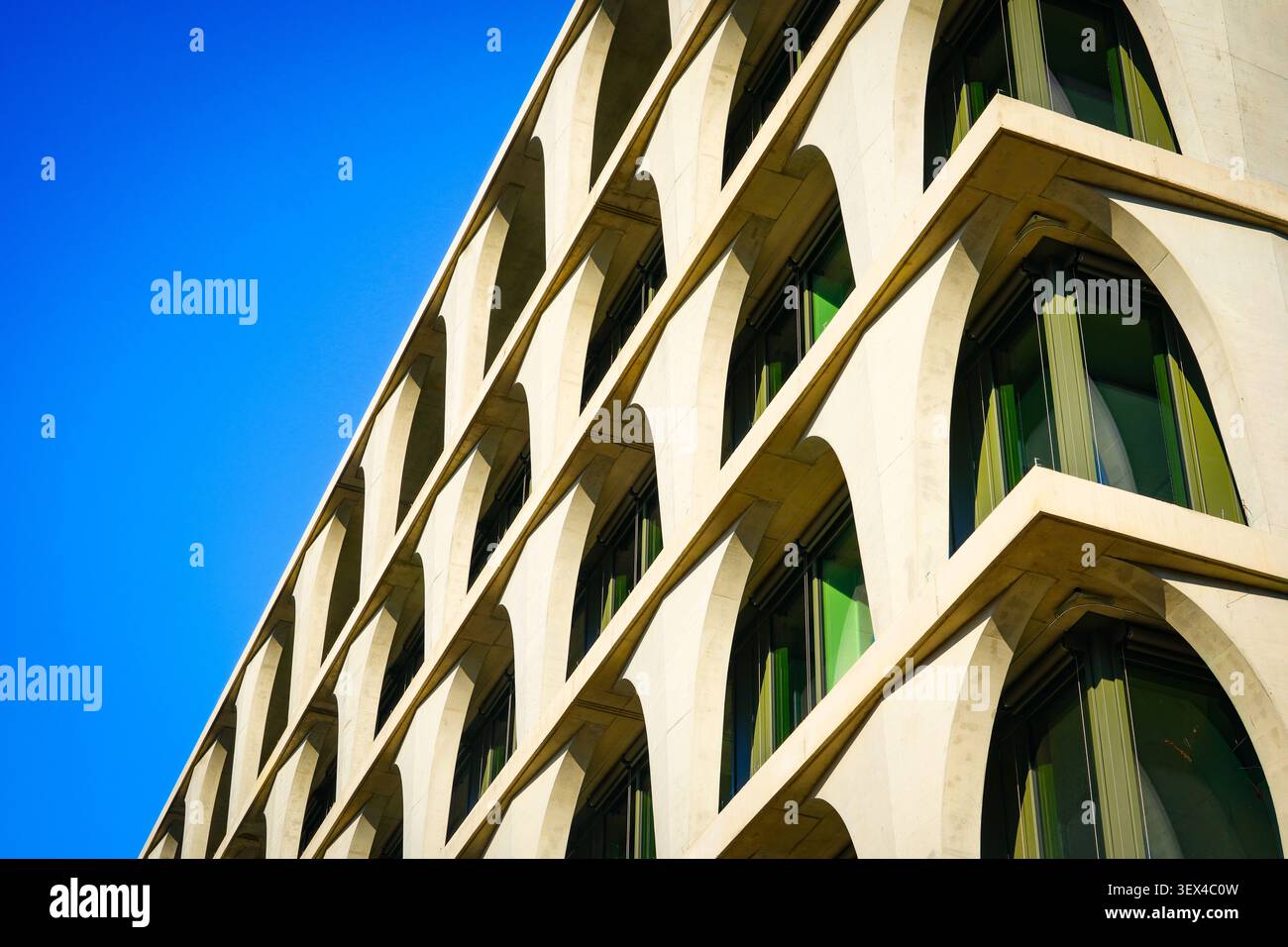 Edificio per uffici di David Chipperfield, facciata moderna con archi, Berlin Mitte, Germania fotografia architettonica Foto Stock