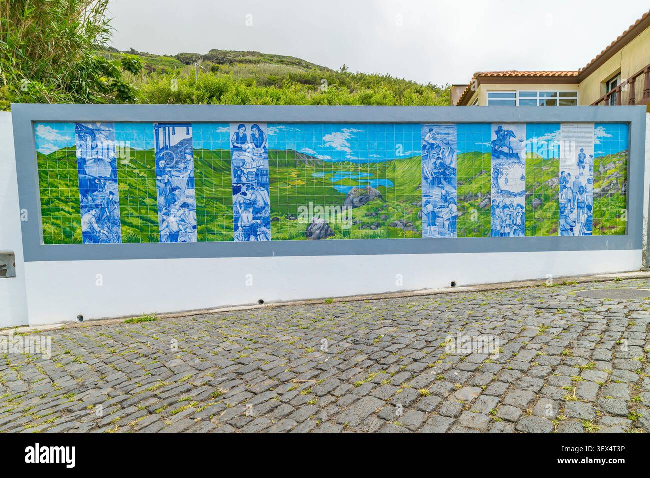 Vila do Corvo, Portogallo, 14 giugno 2026: opera d'arte Azulejo da Corvo con piastrelle sull'isola di Corvo, Azzorre Foto Stock