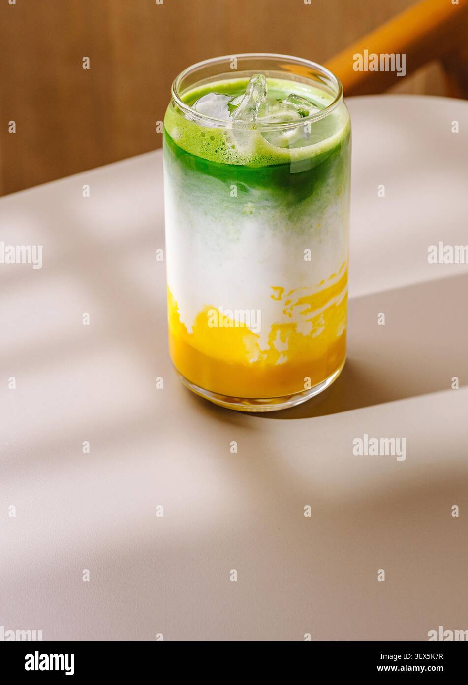 Latte matcha freddo con purea di mango per una bevanda rinfrescante e salutare Foto Stock