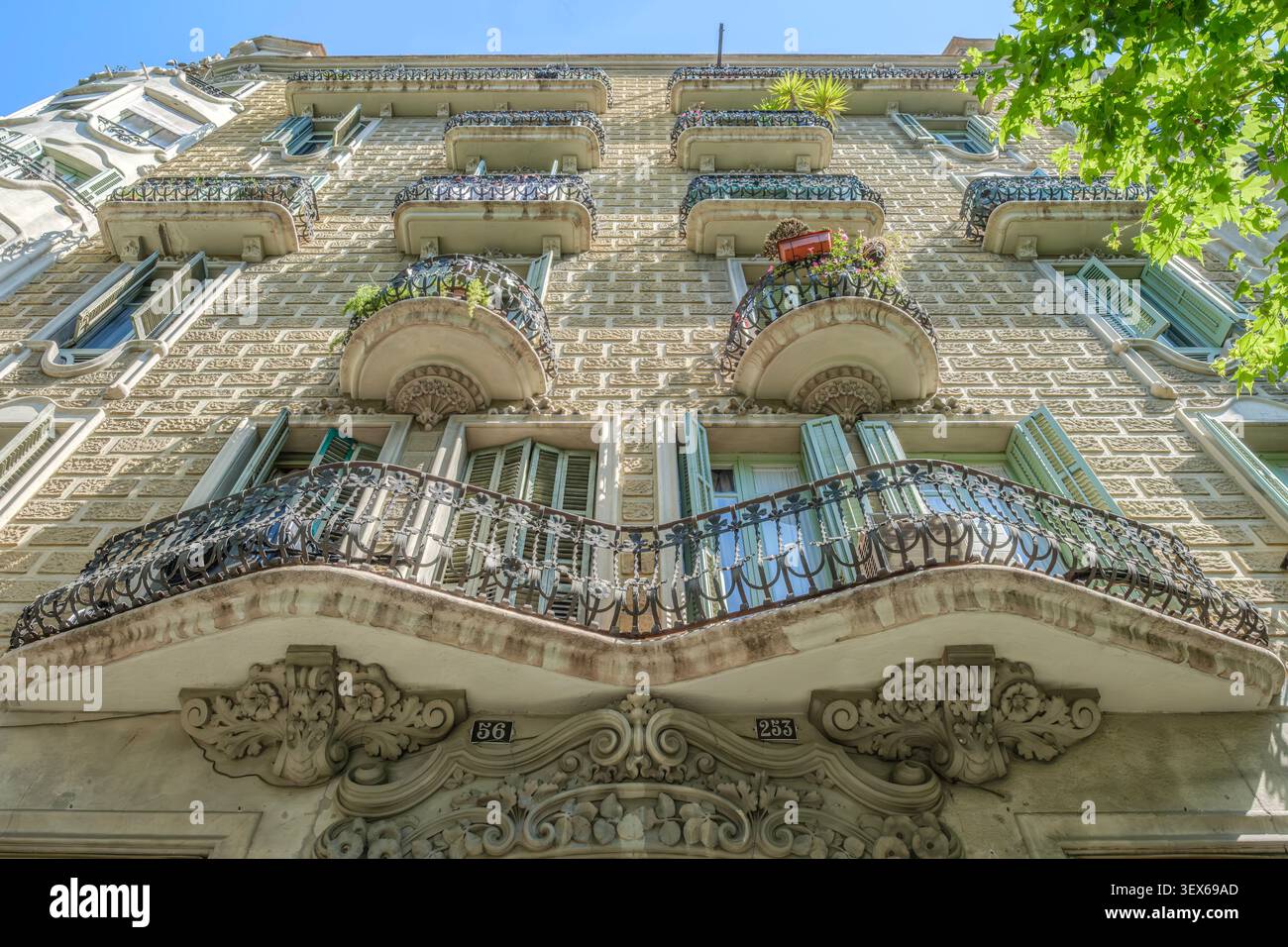 Barcellona - Spagna - 05-31-2026: Facciata del Modernismo Catalano, sculture in pietra ornate, Appartamento residenziale, quartiere storico Foto Stock