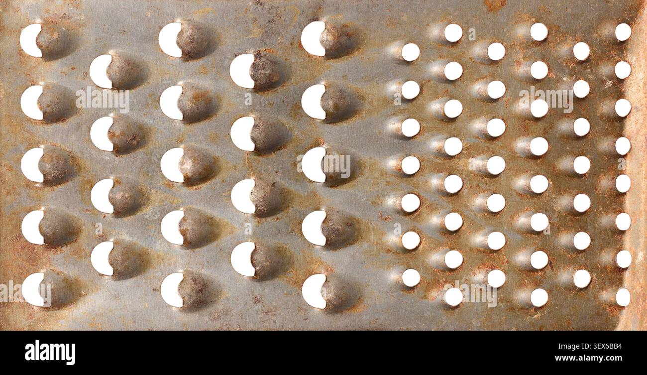 superficie grattugia in metallo arrugginito, vecchio acciaio angosciato con fori affilati e macchie di ruggine marroni, primo piano a tutto tondo con spazio copia, cucina vintage Foto Stock