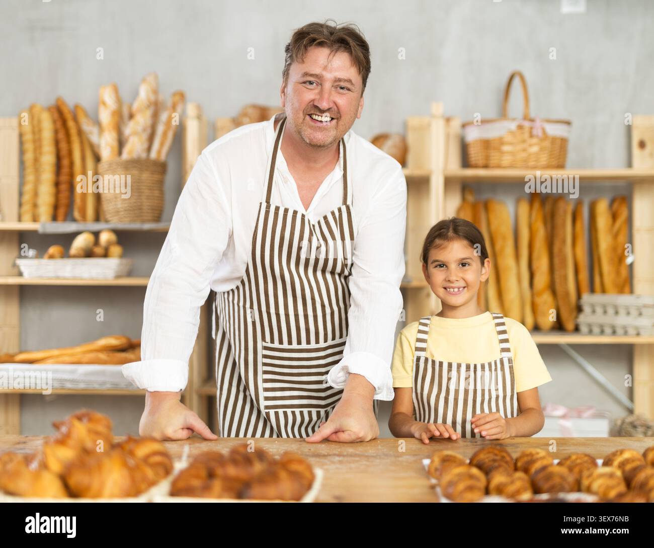 Il padre e la figlia Baker si trovano vicino alla gamma di prodotti della cucina da forno. Foto Stock