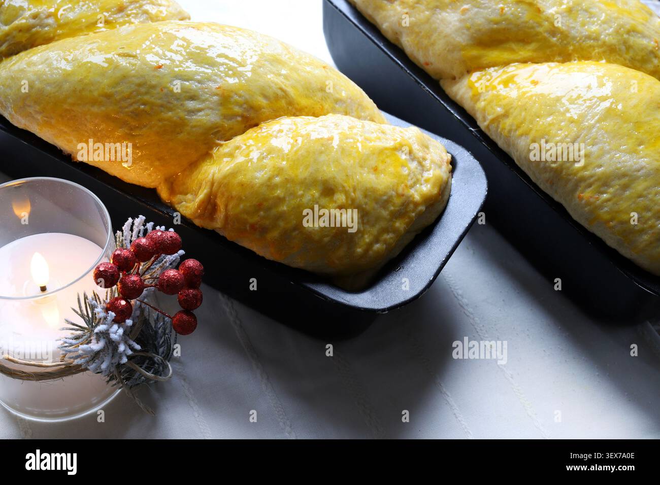 Tradizionale pane dolce rumeno cuocere al cozonac in una teglia di pane sul tavolo delle feste di Natale. Concetto di Natale e vacanza. Foto Stock