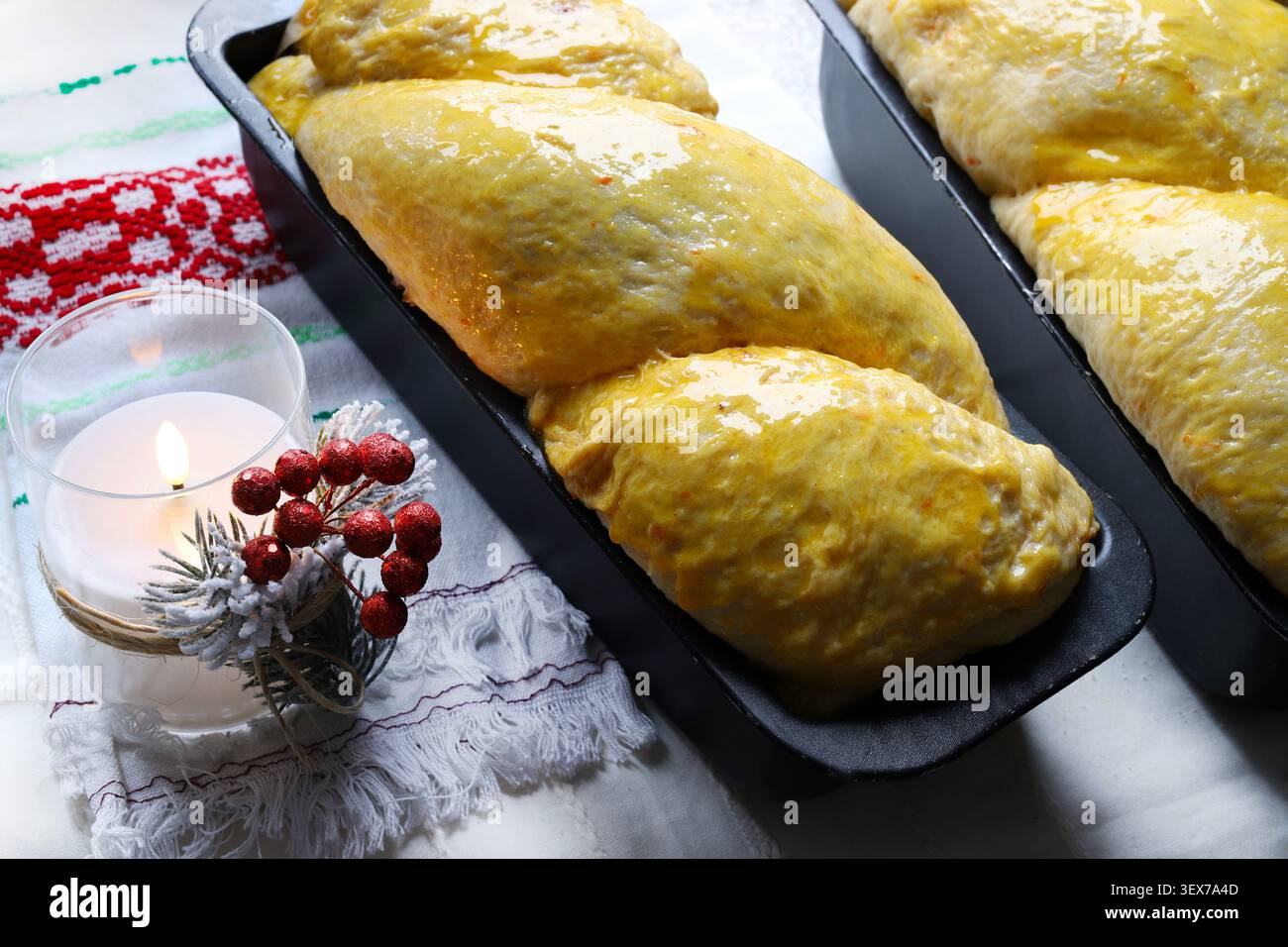 Tradizionale pane dolce rumeno cuocere al cozonac in una teglia di pane sul tavolo delle feste di Natale. Concetto di Natale e vacanza. Foto Stock