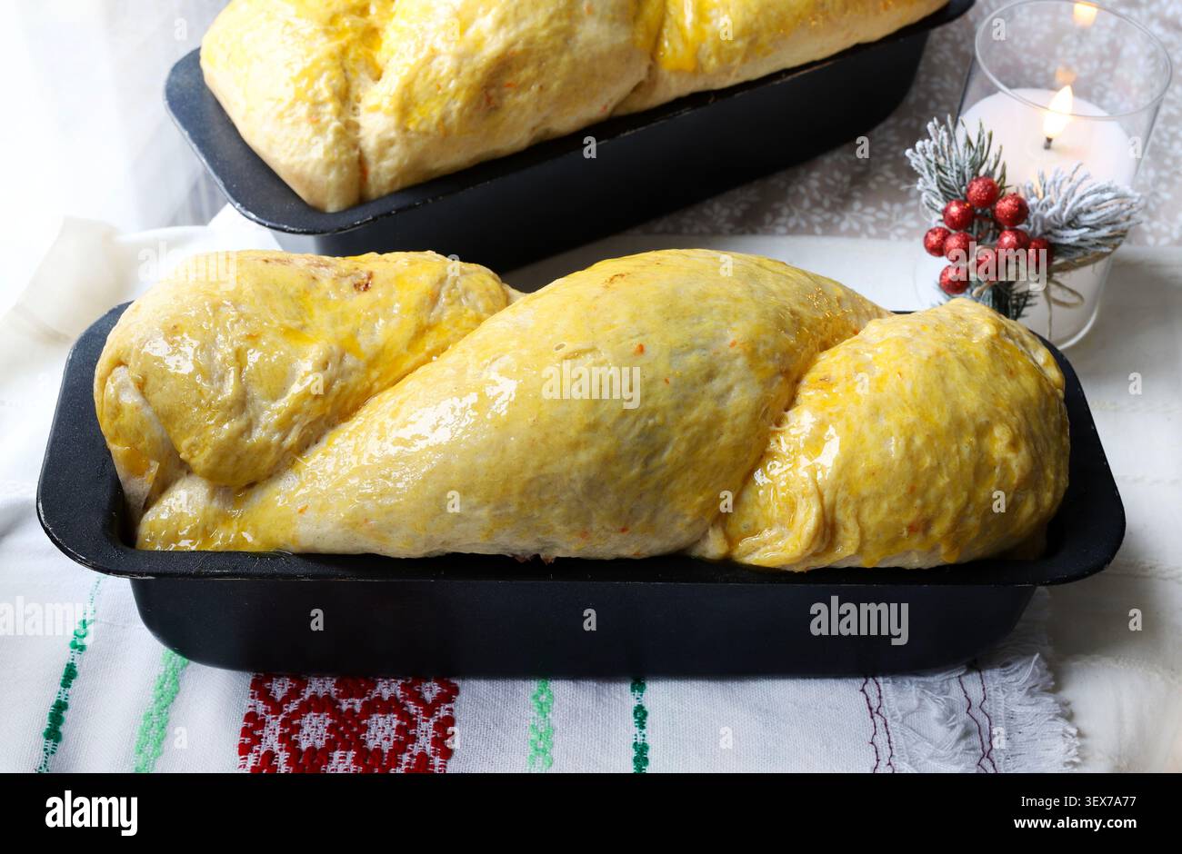 Tradizionale pane dolce rumeno cuocere al cozonac in una teglia di pane sul tavolo delle feste di Natale. Concetto di Natale e vacanza. Foto Stock