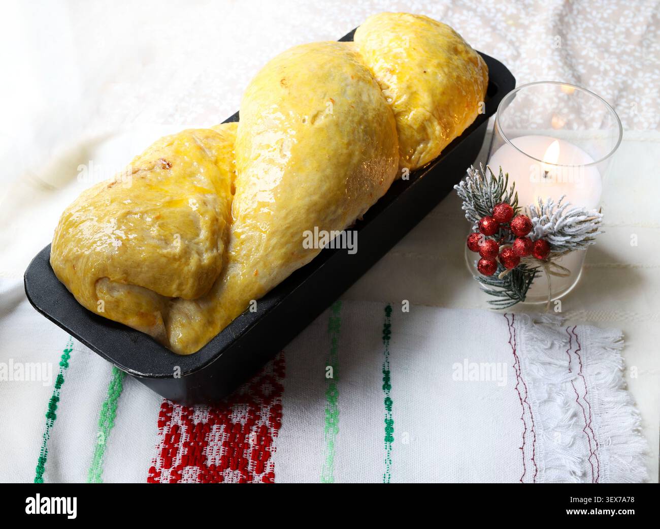 Tradizionale pane dolce rumeno cuocere al cozonac in una teglia di pane sul tavolo delle feste di Natale. Concetto di Natale e vacanza. Foto Stock