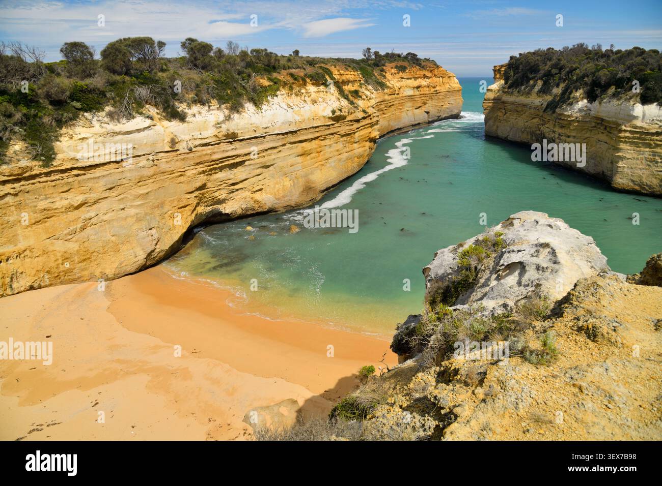 Australia, Victoria, Port Campbell National Park, Great Ocean Road, Port Campbell, Loch Ard Gorge, stretta gola e spiaggia riparata sotto scogliere calcaree, un sito collegato al naufragio del 1878 Loch Ard sulla costa meridionale dell'Oceano Foto Stock