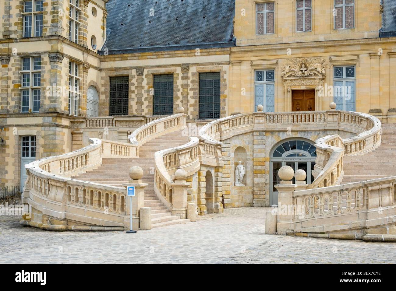 Francia, Seine et Marne, Fontainebleau, Castello reale di Fontainebleau, patrimonio mondiale dell'UNESCO, Cour du Cheval Blanc, Scala a ferro di cavallo costruita nel 1550 da Philibert Delorme e poi ricostruita tra il 1632 e il 1634 da Jean Androuet du Cerceau, consiste di due monumentali voli curvi paralleli di 46 gradini Foto Stock