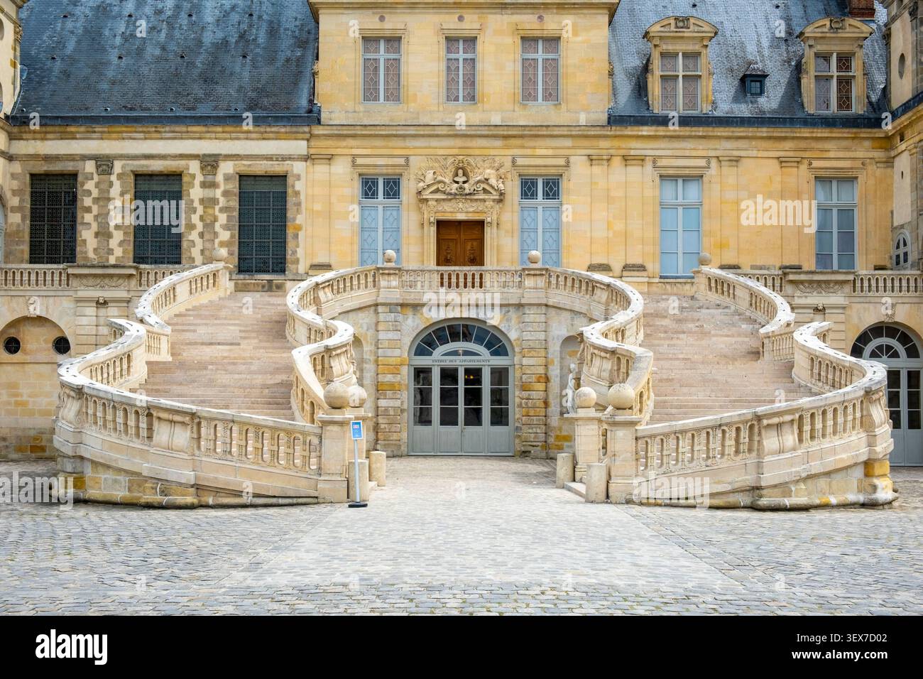Francia, Seine et Marne, Fontainebleau, Castello reale di Fontainebleau, patrimonio mondiale dell'UNESCO, Cour du Cheval Blanc, Scala a ferro di cavallo costruita nel 1550 da Philibert Delorme e poi ricostruita tra il 1632 e il 1634 da Jean Androuet du Cerceau, consiste di due monumentali voli curvi paralleli di 46 gradini Foto Stock